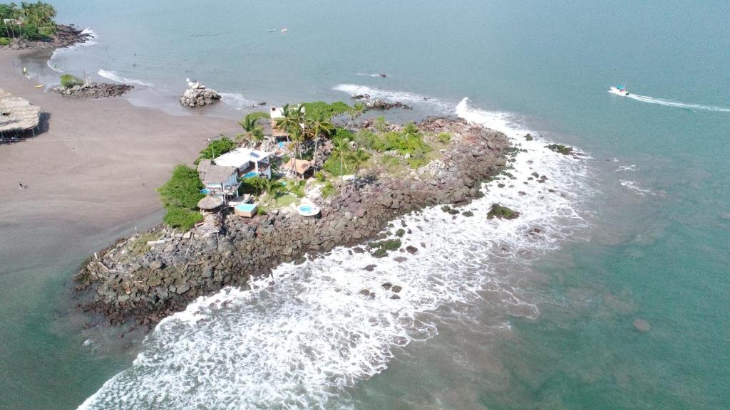 eine Luftaufnahme einer Insel im Ozean in der Unterkunft Isla Quimera Adults Only Beachfront Retreat in San-Blas-Inseln