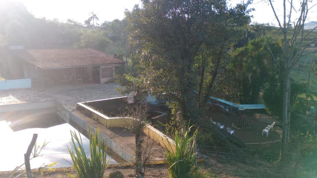 eine Luftaufnahme eines Hofes mit einem Haus und einer Bank in der Unterkunft Camping 4m in Aiuruoca