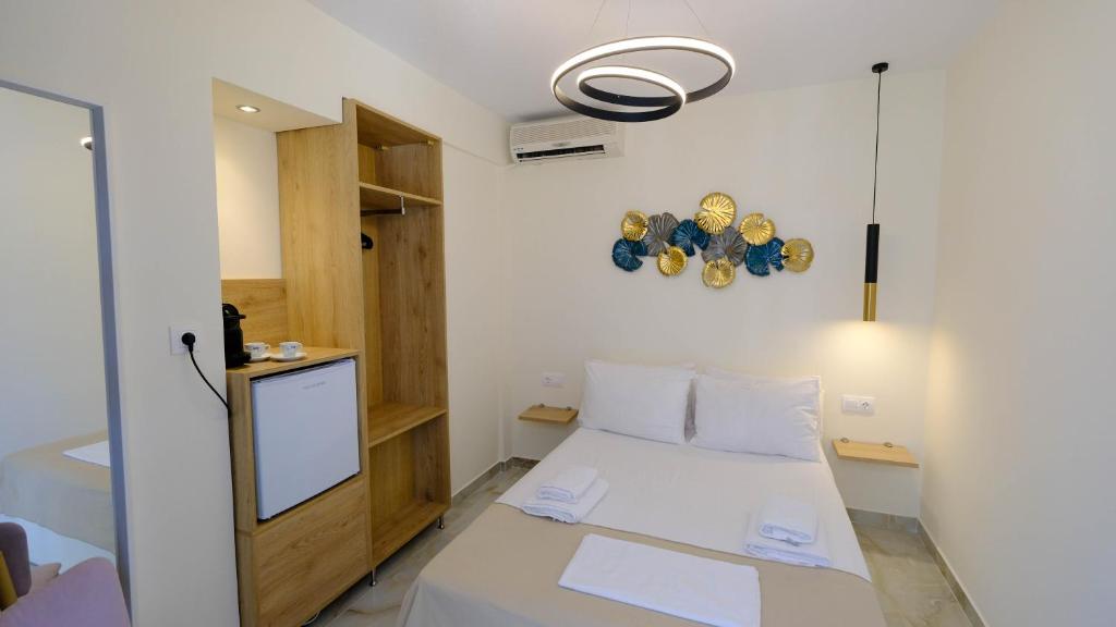 Un pat sau paturi într-o cameră la Cocoon Hotel-Beach bar