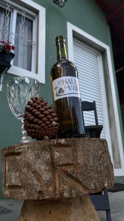 a bottle of wine sitting on top of a table at Chale verde Aconchegante com lareira no bosque e estacionamento grátis in Extrema
