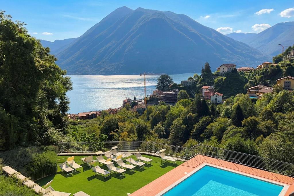 a resort with a swimming pool and a view of a mountain at Argegno Home in Argegno