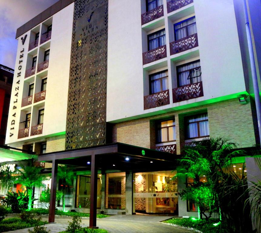 a hotel with a building with green lights at Vida Plaza Hotel in Brasília