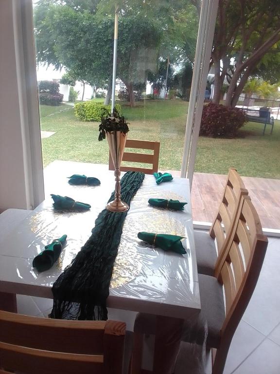 a white table with green napkins on top of it at Vacation home with lake access and pool in Tequesquitengo