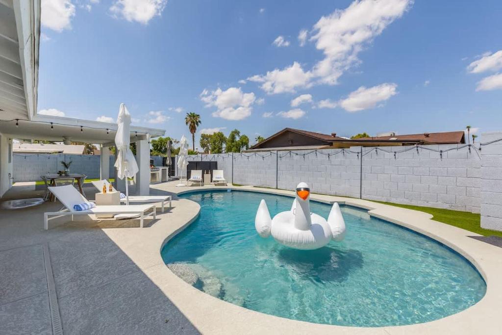 a swimming pool with two swans in the water at Old Town Fashion(ed)-Pool-Putting Green-BBQ Grill in Scottsdale