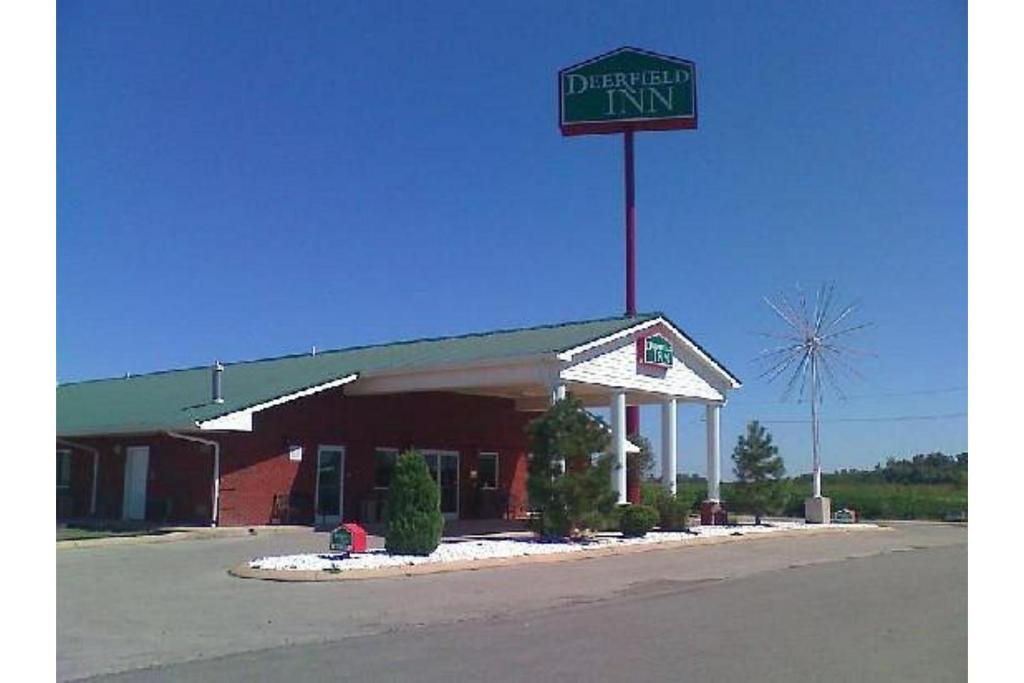 a driven inn sign on top of a gas station at Deerfield Inn & Suites Steele Near Blytheville I-55 in Steele