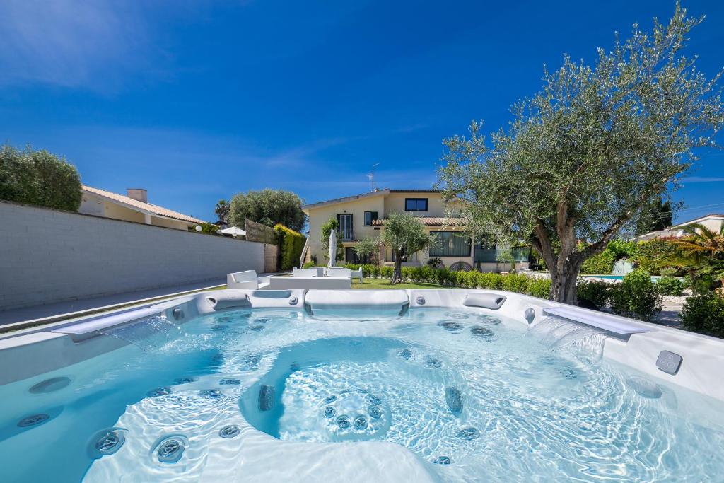 Luxury villa suite, Jacuzzi pool & garden Ostia Rome