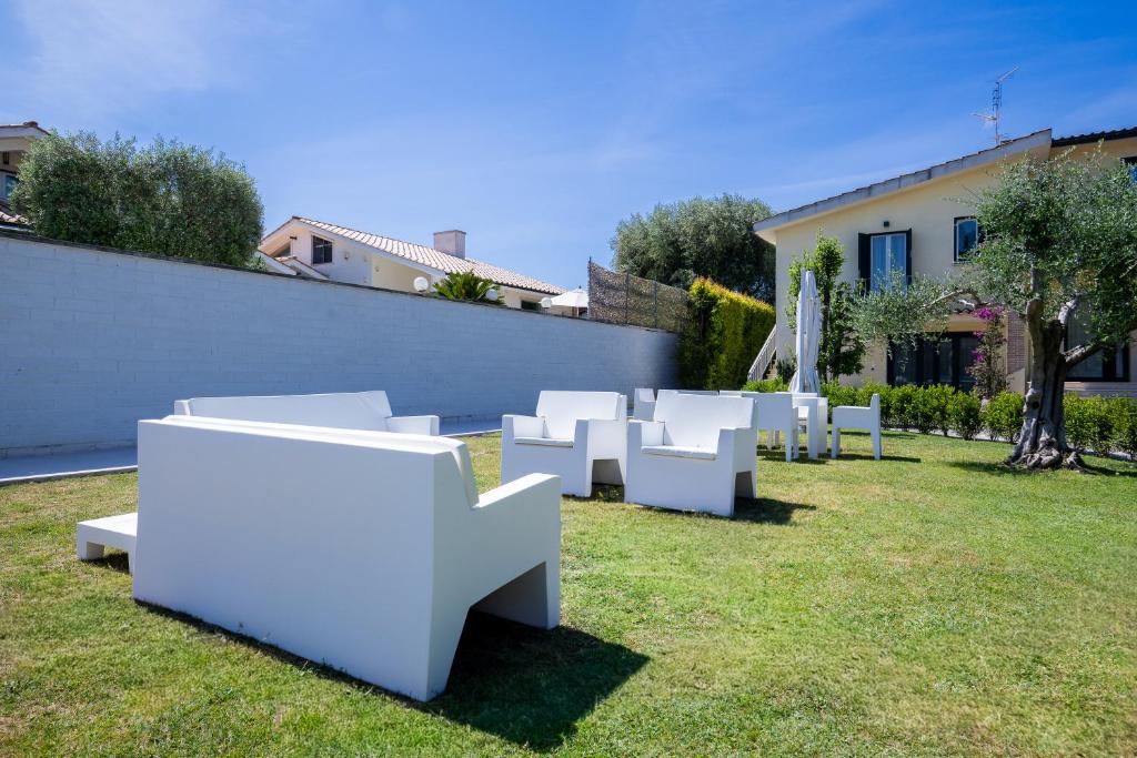 Luxury villa suite, Jacuzzi pool & garden Ostia Rome