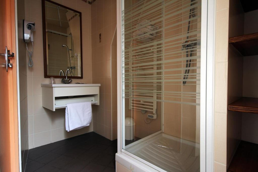 Hôtel Des Trois Gares - Resim 35