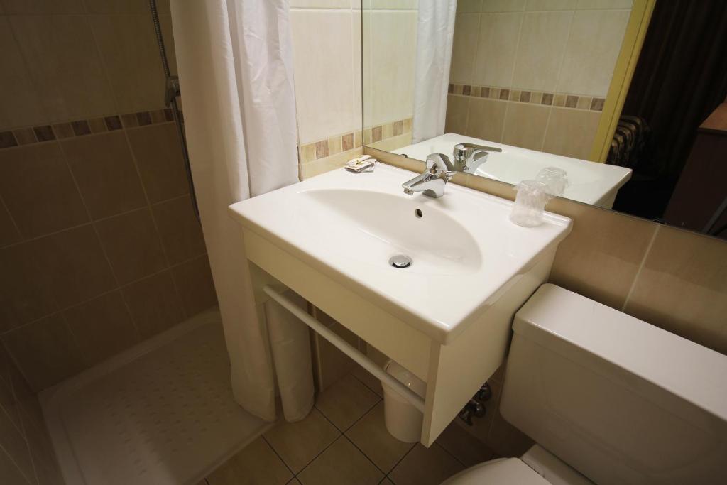 Hôtel Des Trois Gares - Resim 36