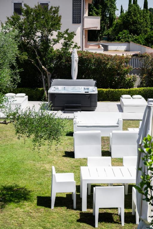 Luxury villa suite, Jacuzzi pool & garden Ostia Rome