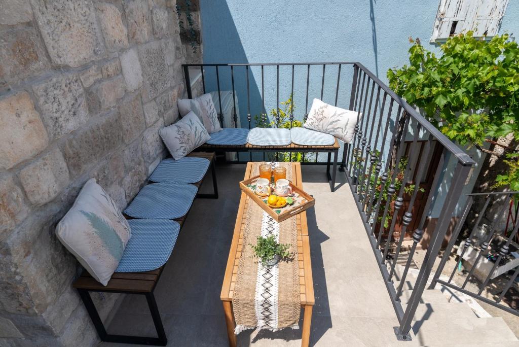 Traditional stone house Balatura with terrace, near the beach