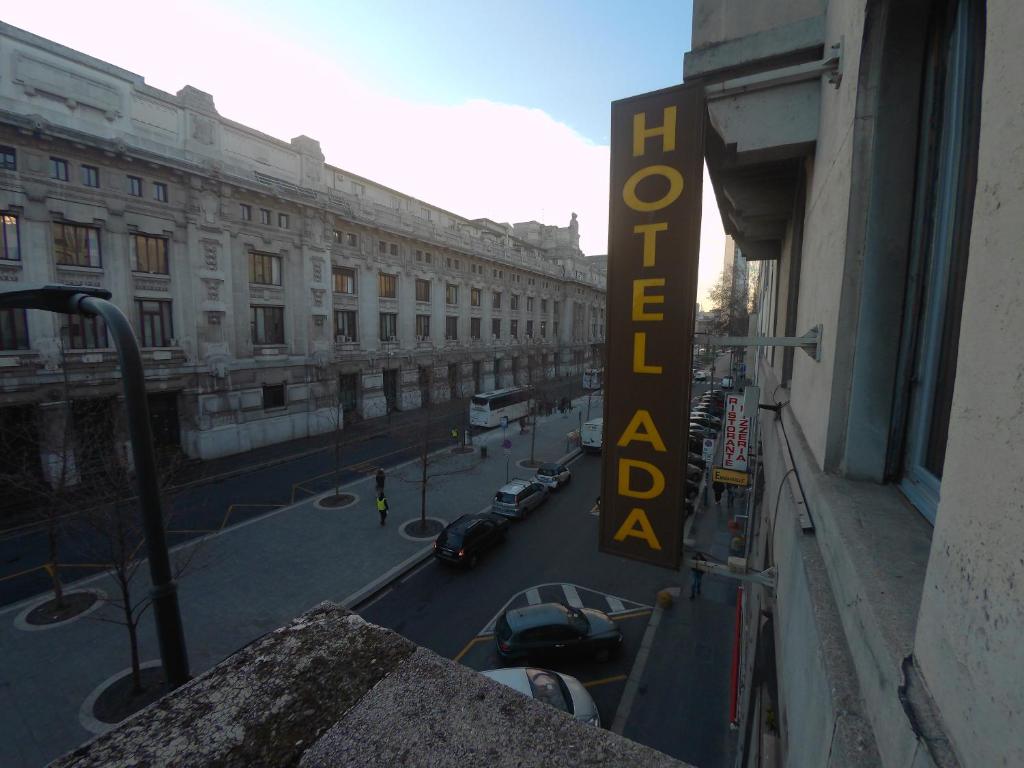 widok na ulicę z znakiem hotelowym na budynku w obiekcie Hotel Ada w Mediolanie