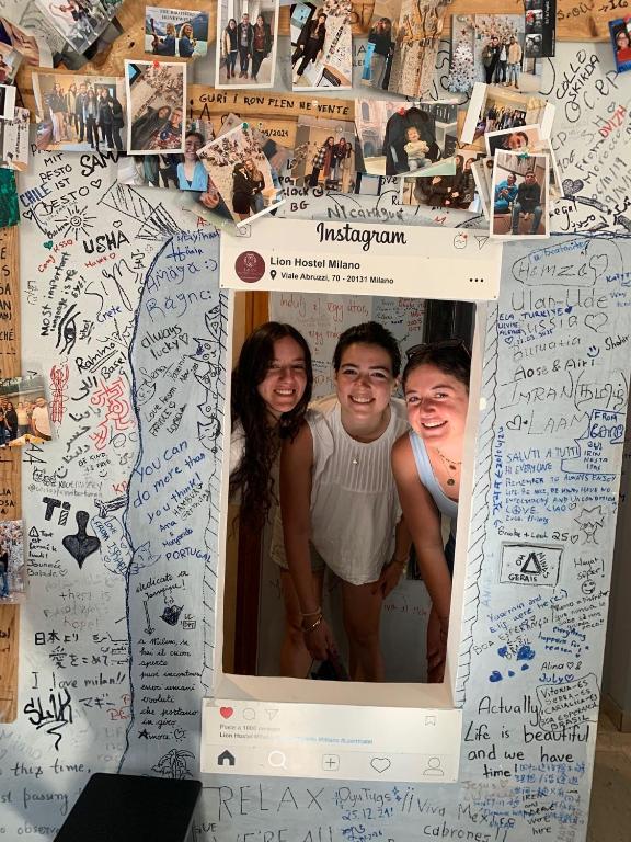 Eine Gruppe von Menschen steht vor einer Karte in der Unterkunft Lion University & Youth Hostel Milano in Mailand