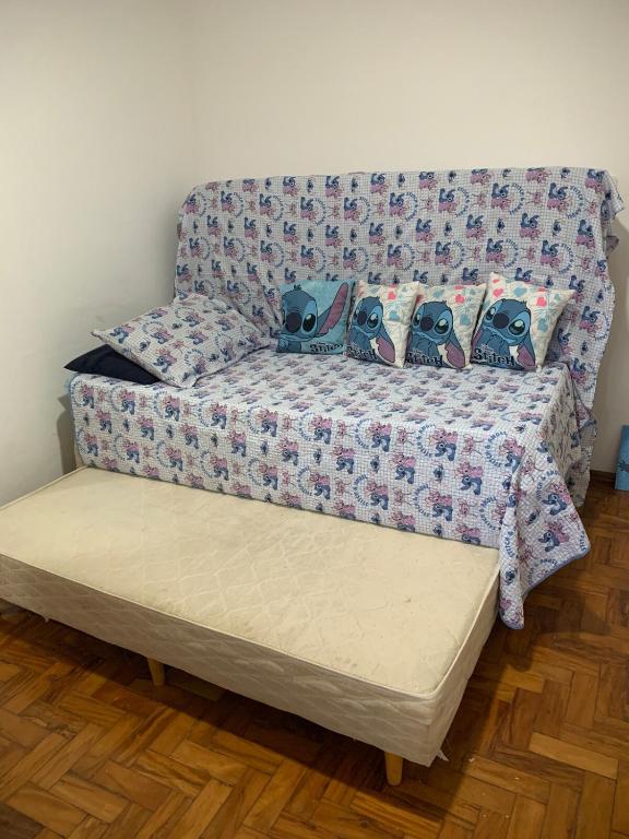 a couch in a living room with apsy at Casa com 1 quarto e 6 camas in Campinas