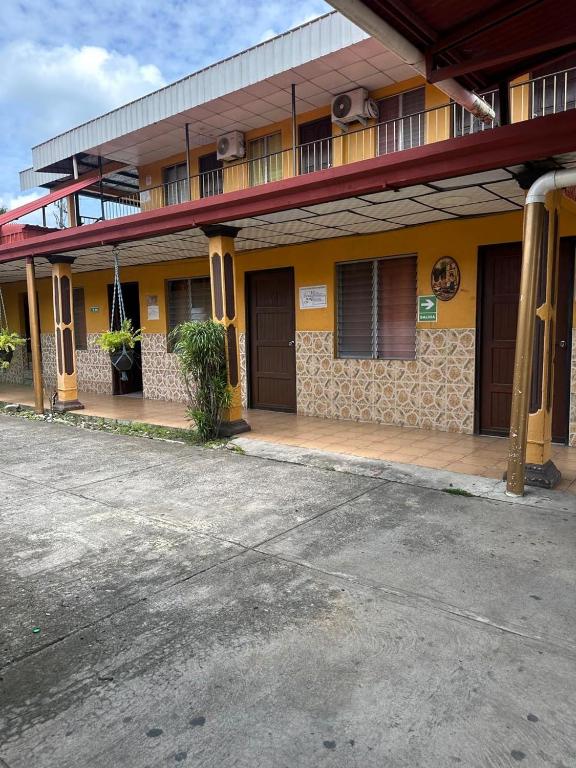 an empty parking lot in front of a building at Cabinas Hilda in Canoas