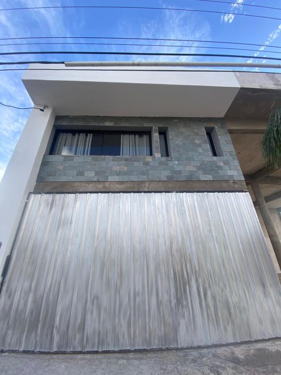 a water fountain on the side of a house at Complejo Terranova in Aimogasta