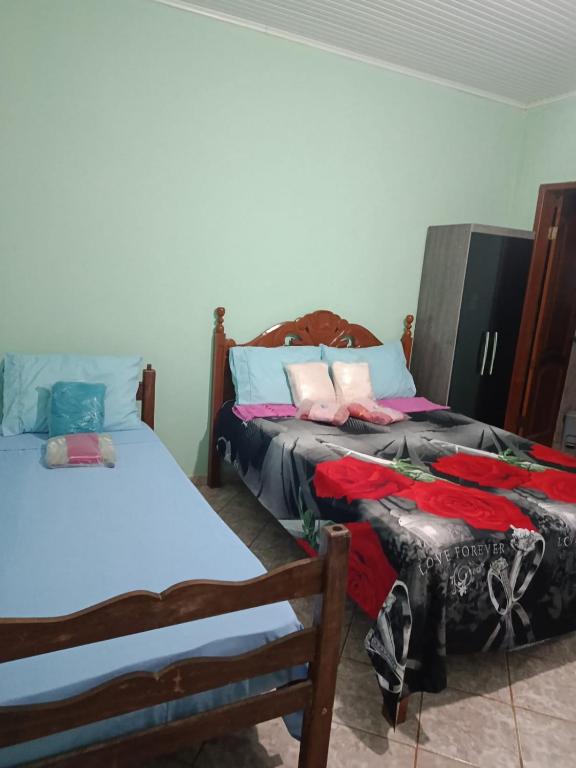 a bedroom with two twin beds at Pousada Bela Vista Santo Antônio do Manhuaçu in Caratinga