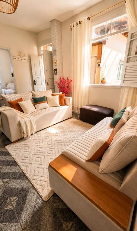 a living room with two couches and a window at Casa Completa No Centro Para Famílias e Grupos Até 9 Hospedes Com Garagem in Ouro Preto