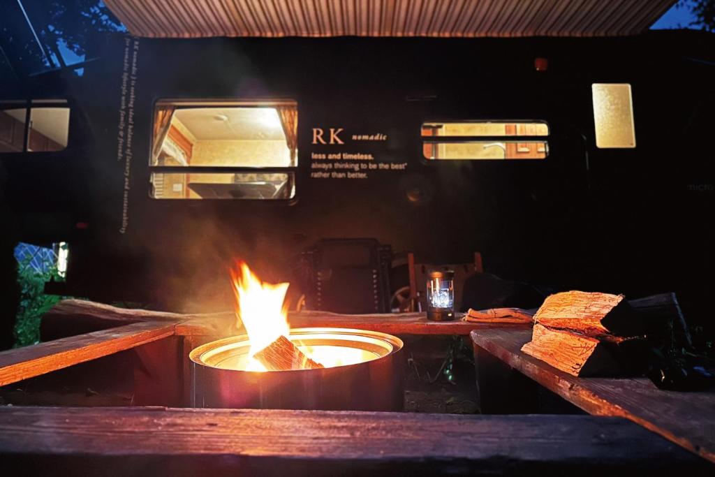 Auf einem Tisch brennt ein Feuer in einem Topf. in der Unterkunft RK nomadic in Miyota