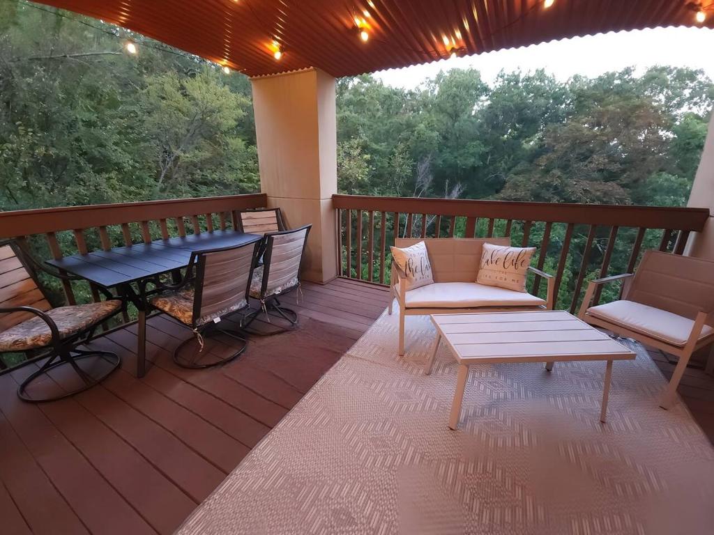 Cozy Lakeside Getaway - Outdoor Theater - Free Early Check-In- 4min to Silver Dollar City photo