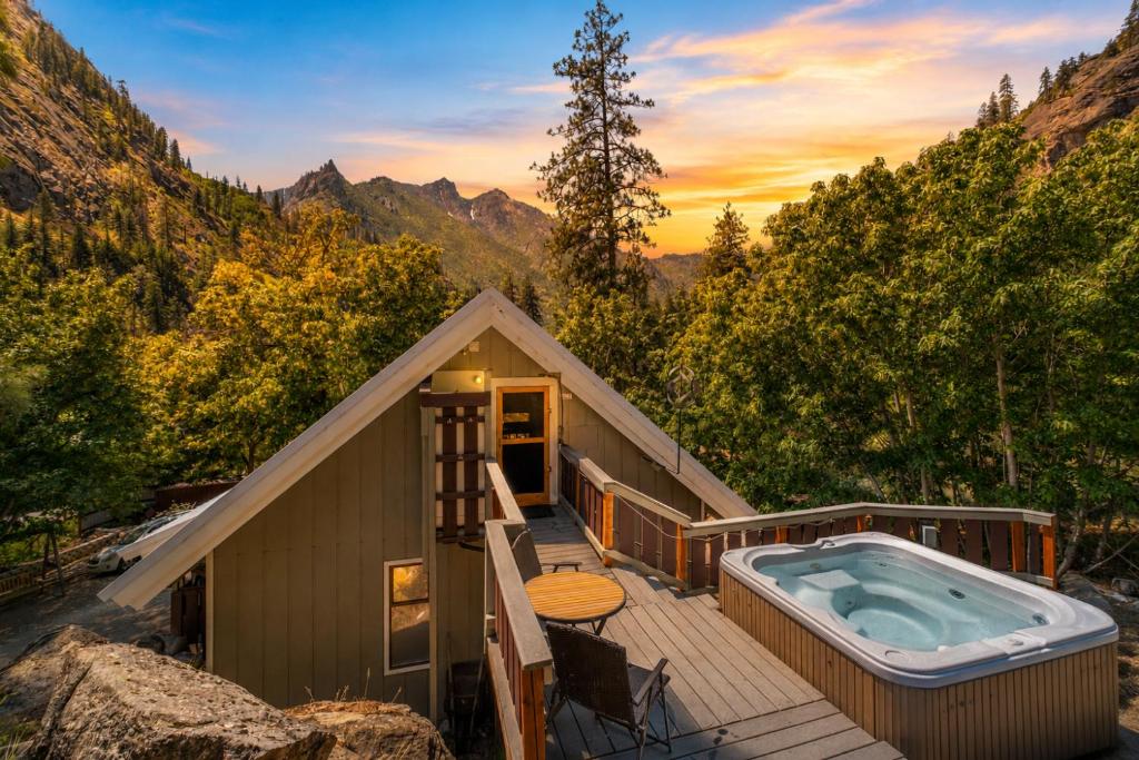 a small house with a hot tub on a deck at Icicle Chalet in Leavenworth