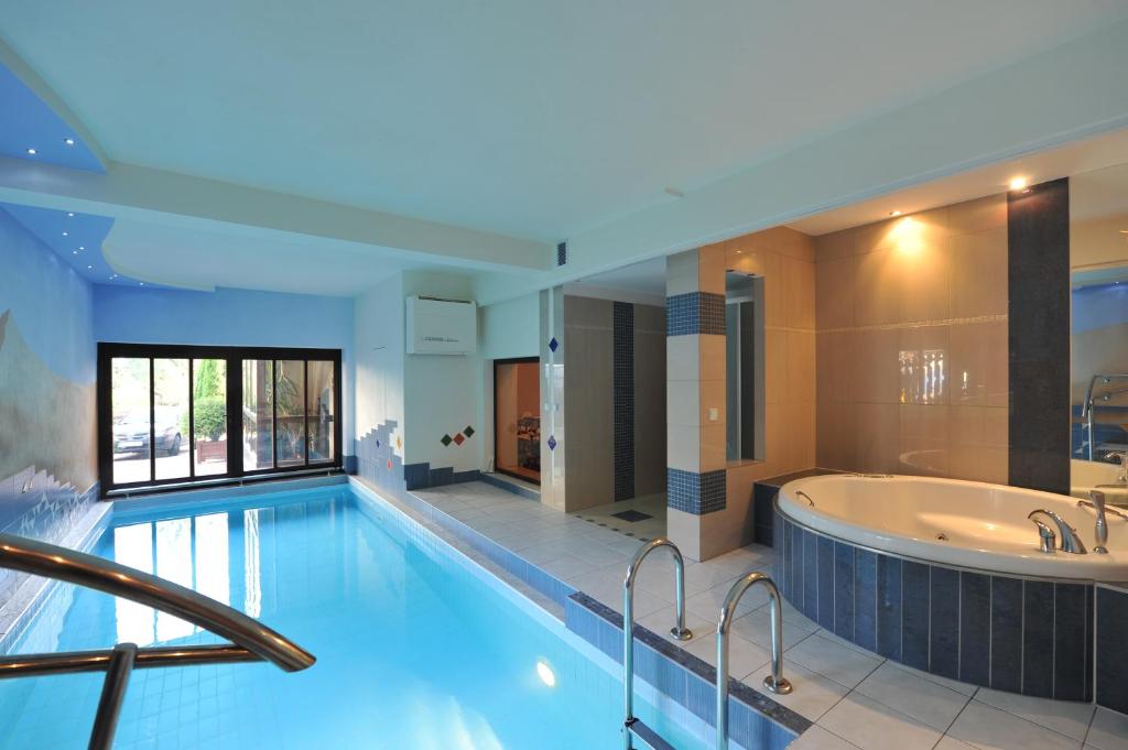 a large bathroom with a tub and a bath tub at Galicówka in Poronin