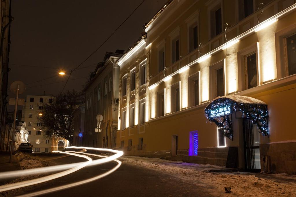 una strada di notte con luci su un edificio di Red Brick Hotel Kitay Gorod a Mosca