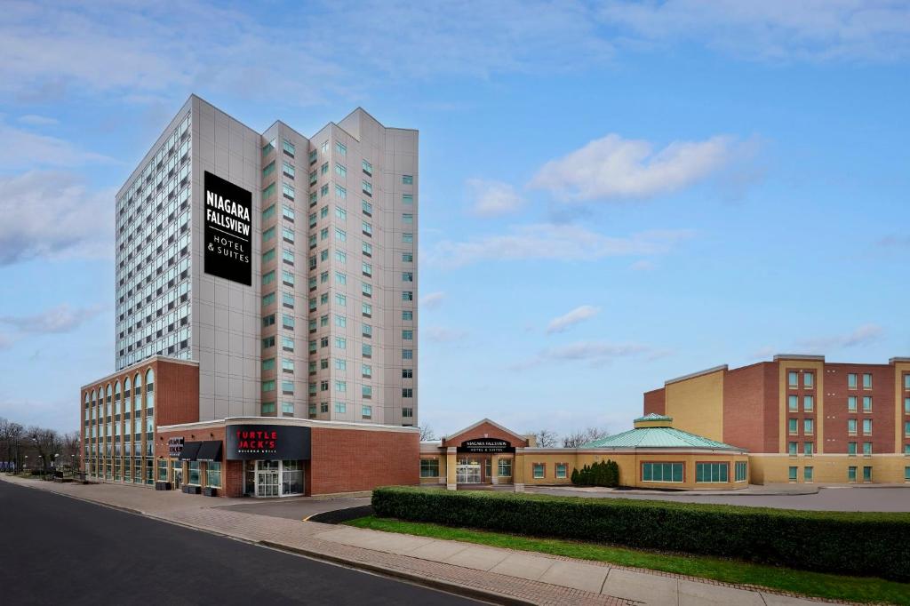 une représentation d'un immeuble de grande hauteur à côté d'autres bâtiments dans l'établissement Niagara Fallsview Hotel, à Niagara Falls