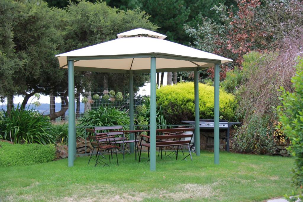 un cenador con una mesa y sillas debajo en Sherwood View Accommodation, en Latrobe