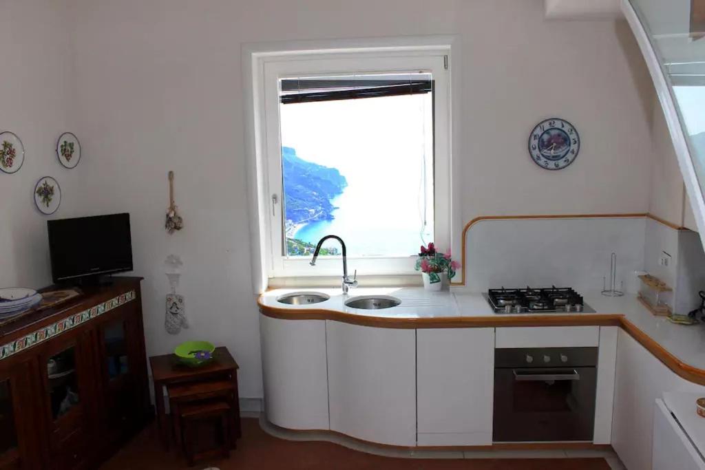 A kitchen or kitchenette at La Torre