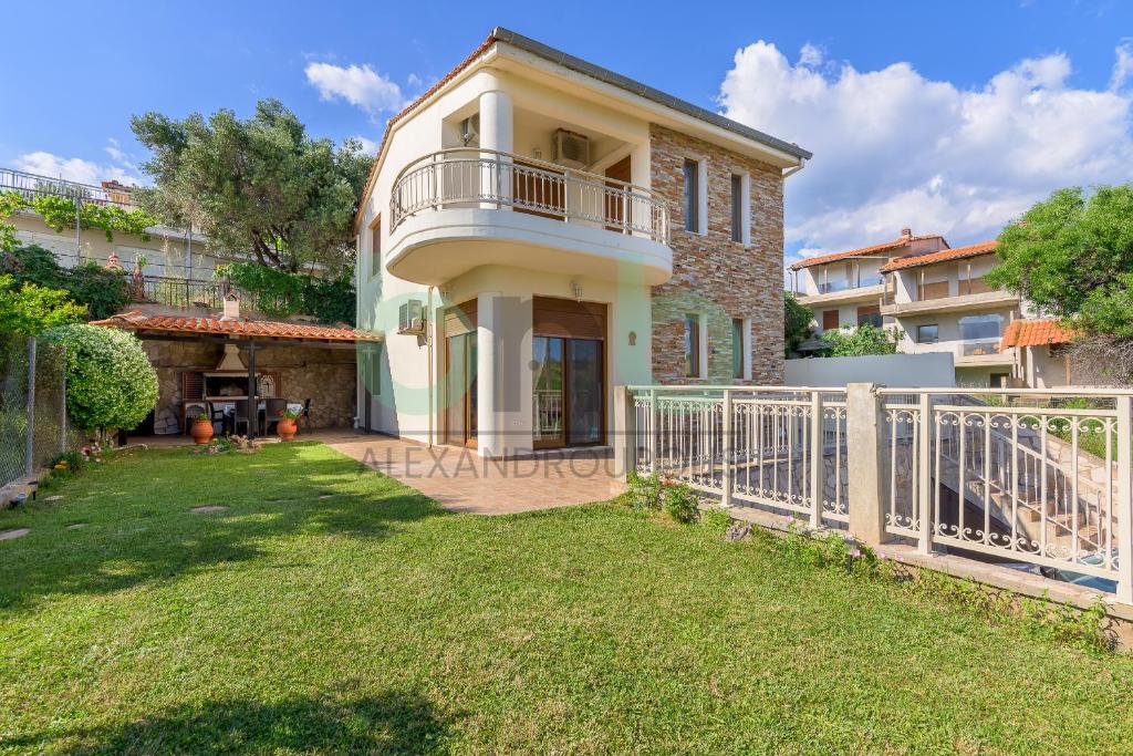 a villa with a view of the yard at Thea Dikella in Dhíkella