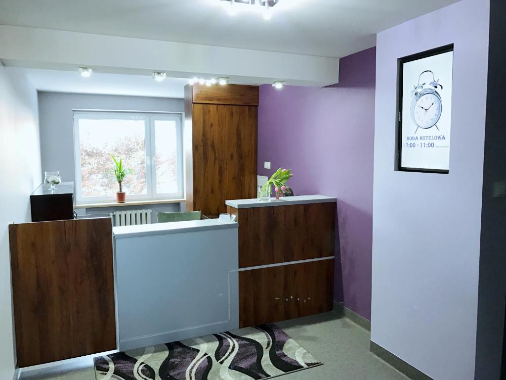 ein Büro mit lila und weißen Wänden und einem Fenster in der Unterkunft Ośrodek Wypoczynkowy Bankowy in Lądek-Zdrój
