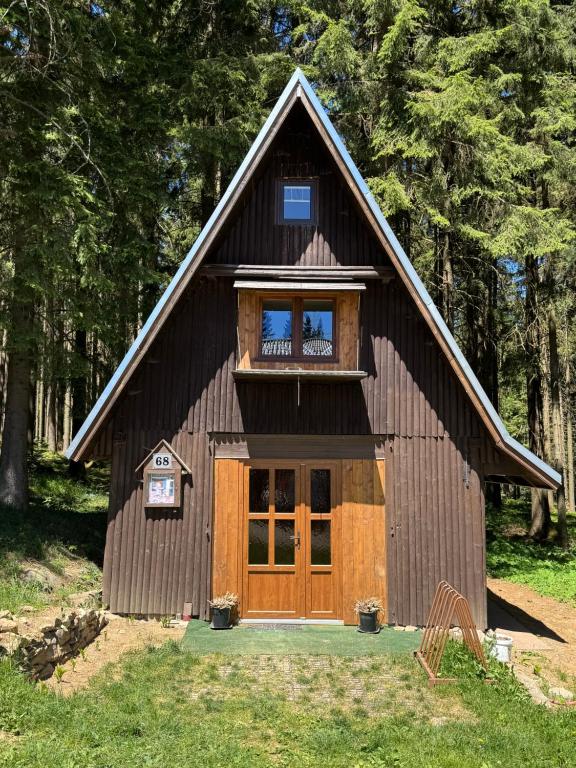 a small house with a gambrel roof at Chata u Vachtů in Kubova Huť