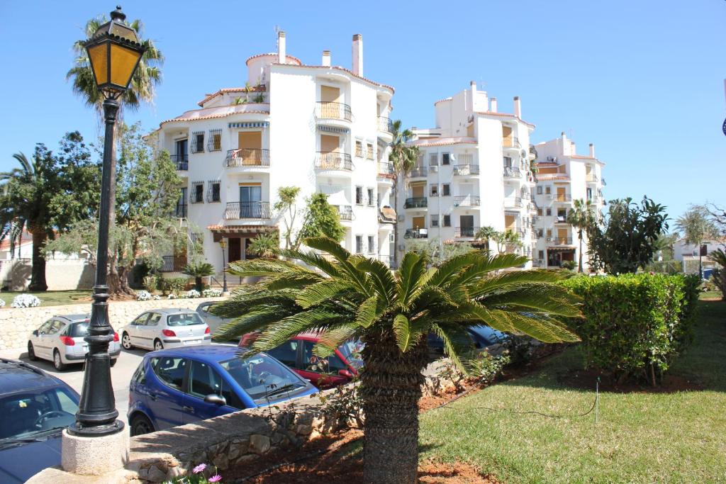 a palm tree in front of a building at Apartamento Retiro in Denia