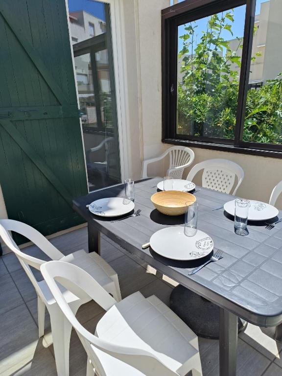 Plage à 50m Terrasse, Clim & Parking