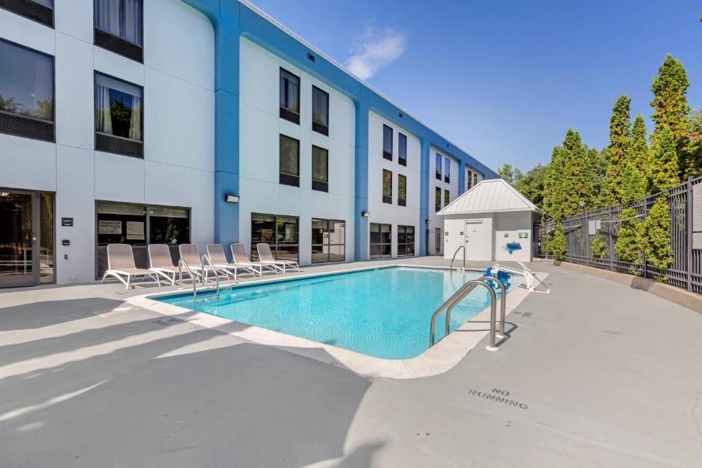 a swimming pool in front of a building at Comfort Inn Laurel - Fort Meade in Laurel