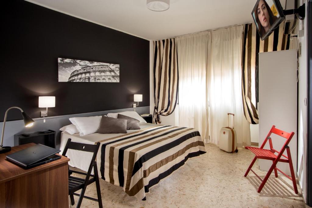 Habitación de hotel con cama, escritorio y sillas en Radio Hotel en Roma