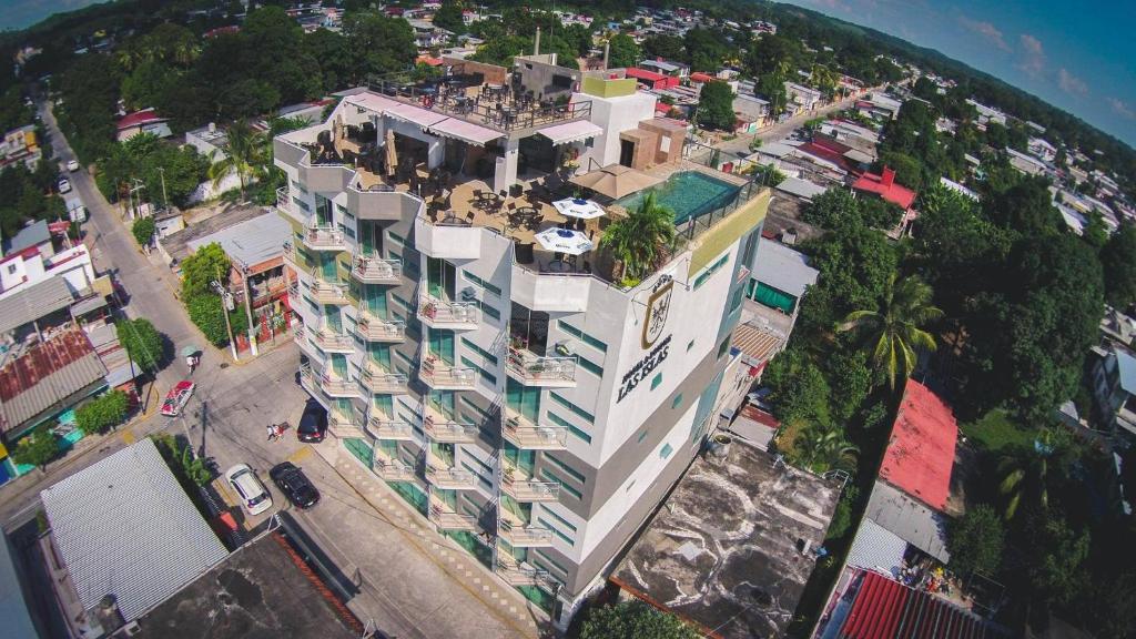 una vista aérea de un edificio en una calle de la ciudad en Hotel & Lounge Las Islas, en San Juan Bautista Tuxtepec