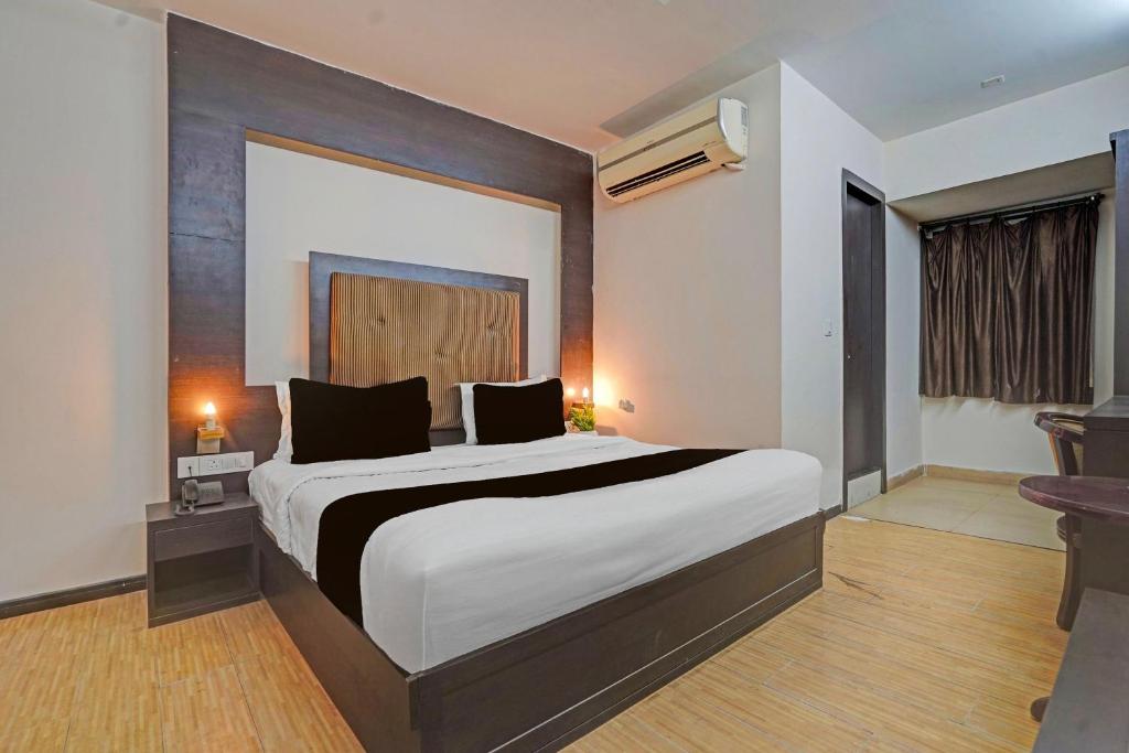 a bedroom with a large bed in a room at Collection O Dhanbad Railway Station Formerly Hotel VIP Residency in Dhanbād