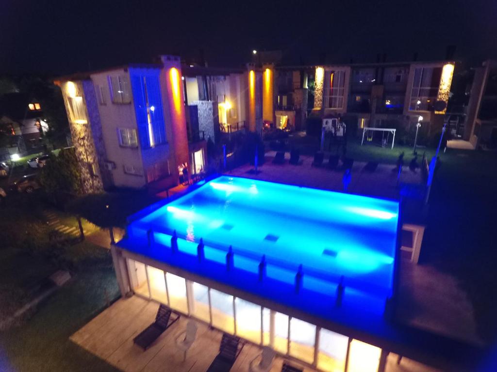 una piscina por la noche con luces azules en Ossa Mayor Aparte en Las Gaviotas