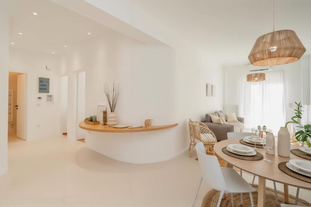 Bright 2BD Apt next to Acropolis