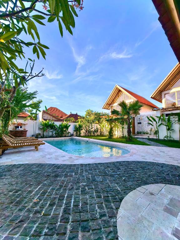 an image of a swimming pool in a villa at Kuda Putih Guest House Pandawa in Ungasan