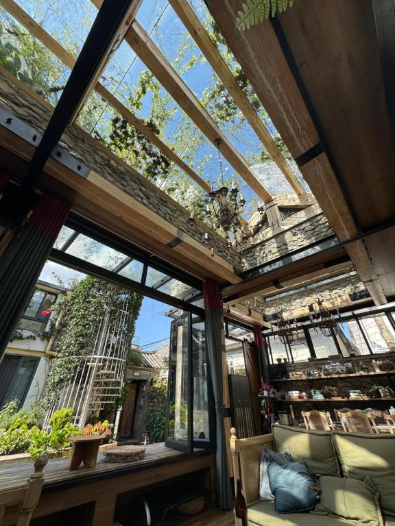 a conservatory with a glass roof with a couch at Dali GuGu Hotel in Dali Ancient Town