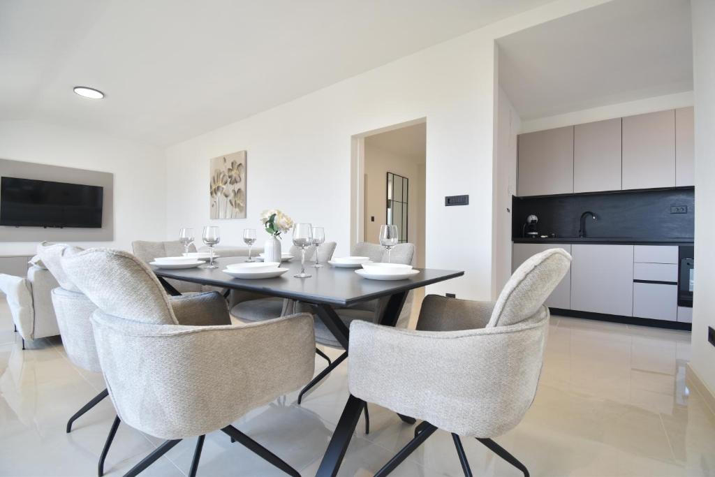 Diora Luxury Seafront Apartment - Panoramic Sea View