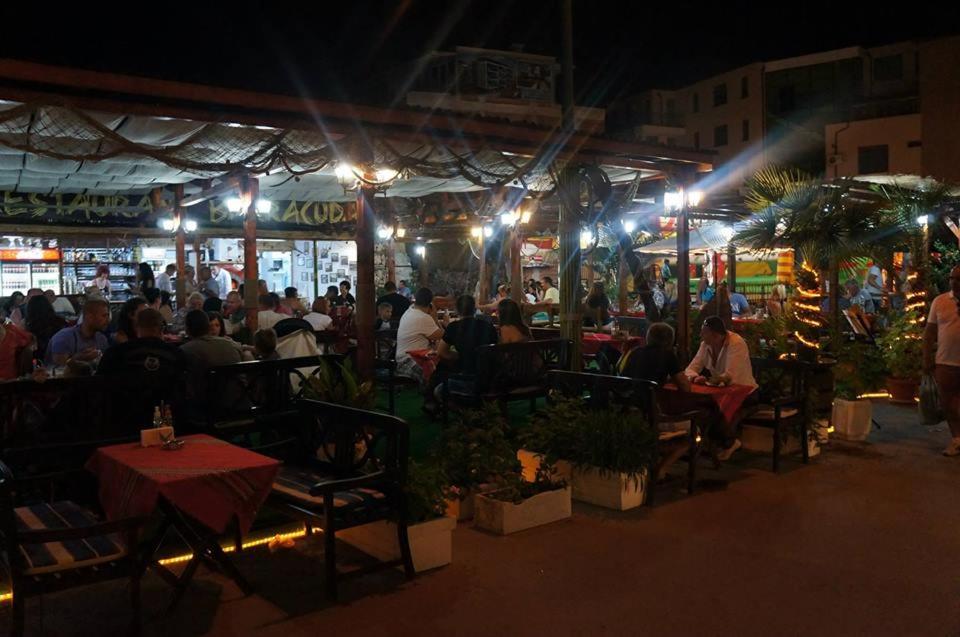 ソゾポルにあるApartments Kaloyanの夜のレストランに座る人々