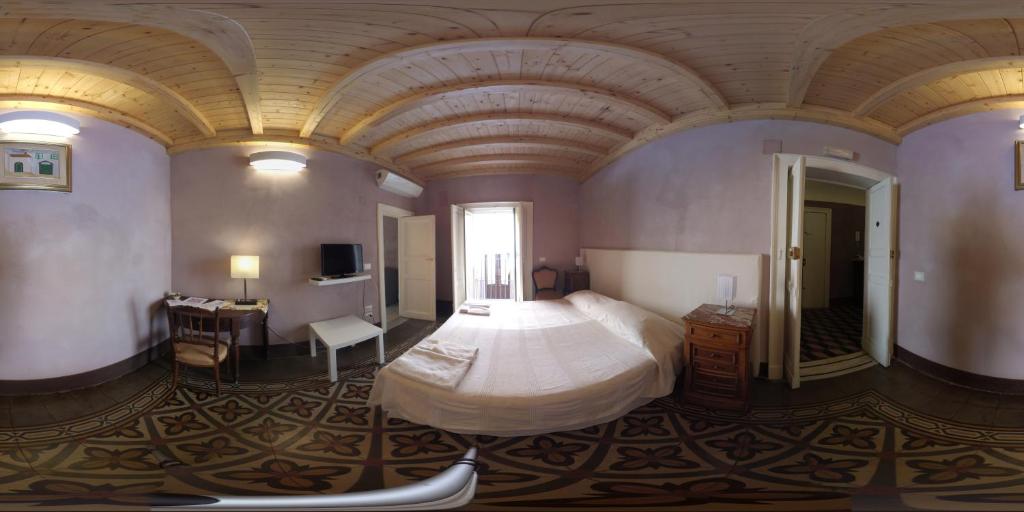 カターニアにあるDomoikosのベッドルーム1室(大型ベッド1台付)