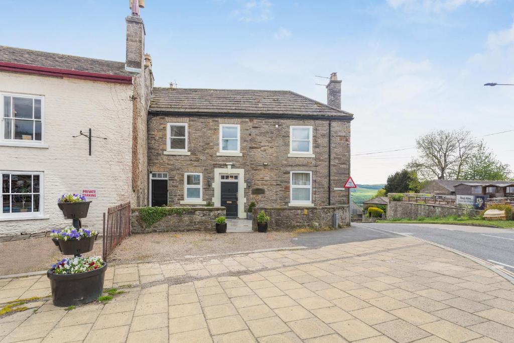 an old brick house on the side of a street at The Haven, Leyburn in Leyburn