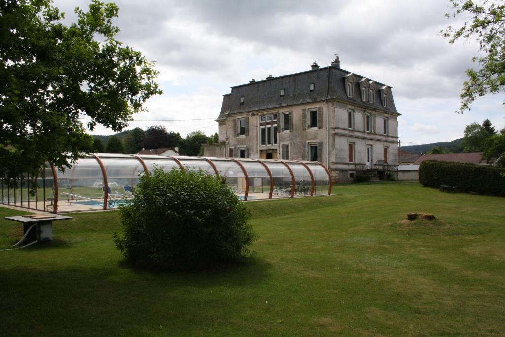 Granges-sur-VologneにあるLe Châteauの庭に柵を持つ古い建物