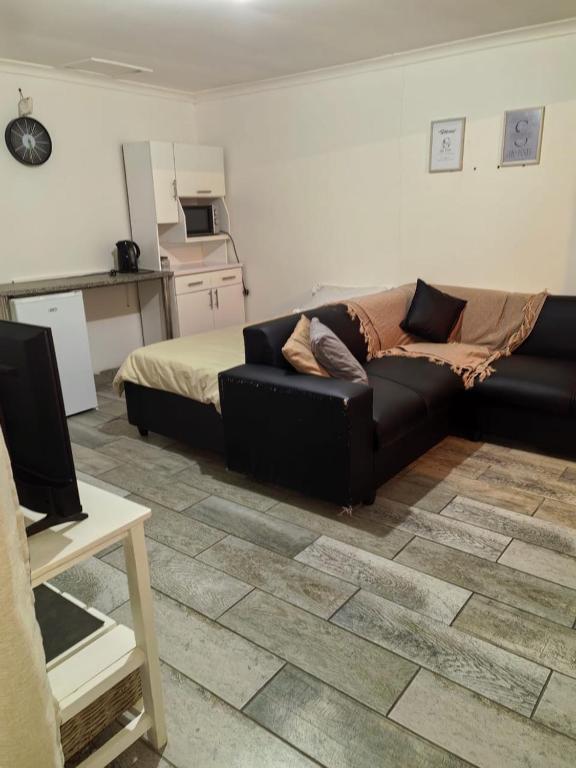 ein Wohnzimmer mit Sofa und Bett in der Unterkunft Safespace in Cravenby