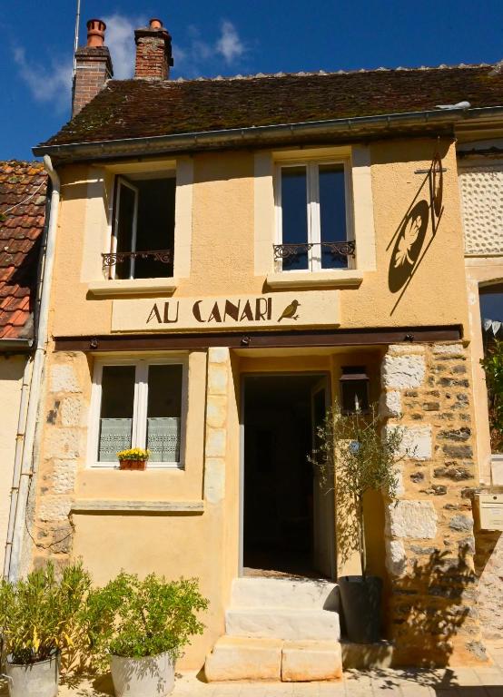 a building with a sign that reads all canaan at Au Canari gîte de charme in Saint-Sauveur-en-Puisaye